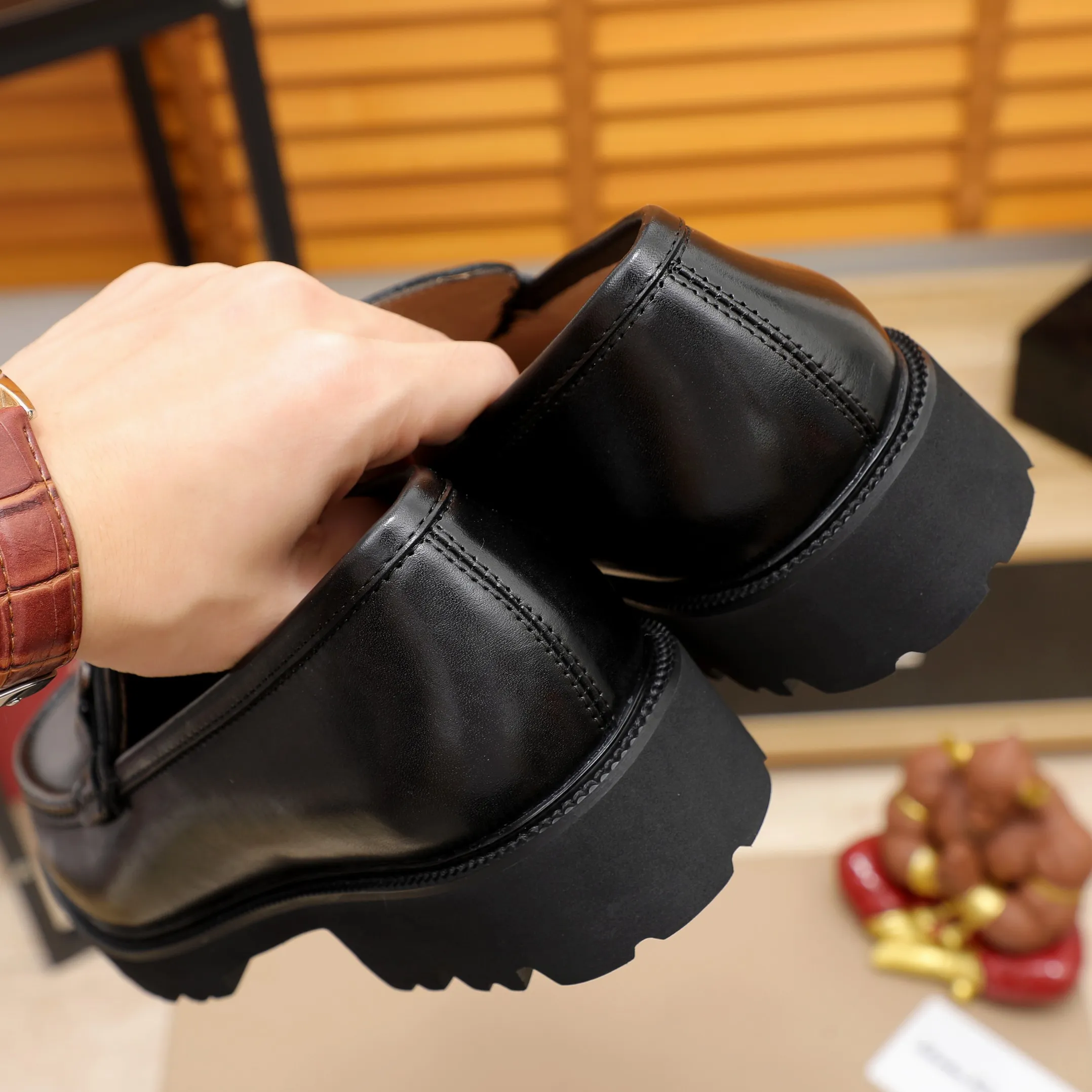 Men's shoes 💰500 🕷🕷🐂【Ferragamo】 Popular fashionable casual shoes🇨🇳Official website counter 1:1 production, original mold opening💯Good quality visible, imported high-end first-layer waxed calfskin, water-dyed🐂leather lining🌿very clear texture, high-quality waterproof, non-slip and wear-resistant outsole🎋high quality and low price, truly handmade🍓black color available! Code number 38-45……